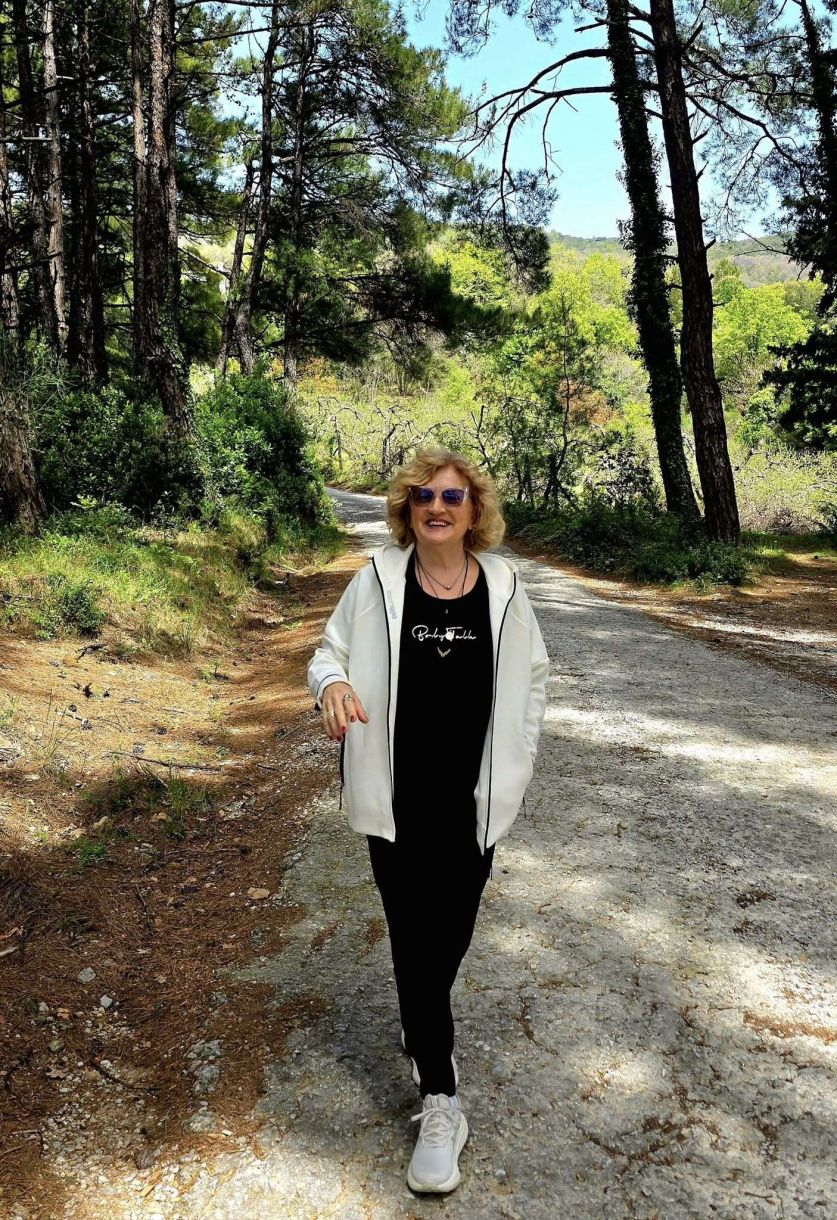 Έχει διανύσει πολλά χιλιόμετρα στην υποκριτική μιας και θεωρείται μια από τις ταλαντούχες ηθοποιούς της γενιάς της. Το όνομά της έχει συνδεθεί με συγκεκριμένους ρόλους, ενώ όλα αυτά τα χρόνια το κοινό την έχει ξεχωρίσει για το ήθος της.

Τη φετινή τηλεοπτική σεζόν απολαμβάνουμε την Υρώ Μανέ στον ρόλο της «γιαγιάς Γιαννούλας» στην κωμική σειρά του Star, Στα Σύνορα, που οι τηλεθεατές ξεχώρισαν από το πρώτο επεισόδιο.

Στα Σύνορα: Η Μεταμόρφωση Της Υρώς Μανέ Σε Γιαγιά Γιαννούλα

Στα Σύνορα: Υρώ Μανέ & Κώστας Κόκλας ξανά μαζί - Πρεμιέρα για τη νέα σειρά

Υρώ Μανέ: Τη φετινή σεζόν υποδύεται τη γιαγιά Γιαννούλα στη σειρά Στα Σύνορα στο Star

Υρώ Μανέ: Τη φετινή σεζόν υποδύεται τη γιαγιά Γιαννούλα στη σειρά Στα Σύνορα στο Star
Η Γιαννούλα είναι μια παραδοσιακή γιαγιά. Με τις πίτες της, το πλέξιμο της, το μπαστούνι της… Κανείς δεν θα φανταζόταν ποτέ ότι αυτή η γυναίκα ηγείται μιας παράνομης επιχείρησης. Όσο γλυκιά είναι ως γιαγιά, τόσο σκληρή μπορεί να γίνει την ώρα της δουλειάς. Όμως πάντα είναι δίκαιη. Η παράνομη επιχείρηση λαθρεμπορίου την έχει βοηθήσει να συντηρήσει την οικογένειά της σε δύσκολα χρόνια. Φαίνεται να ελέγχει καλά τις δύο τόσο ξεχωριστές της προσωπικότητες.

«Στα Σύνορα»: Αυτοί είναι οι χαρακτήρες της νέας κωμικής σειράς του Star!


 Δεν είναι τσιγκούνα, αλλά υπολογίζει προσεκτικά πότε και πού θα ξοδέψει χρήματα. Πληρώνει πολύ καλά όσους εργάζονται για εκείνη και μάλιστα δίνει και bonus, όταν το αξίζουν. Έχει έντονο αίσθημα κοινωνικής δικαιοσύνης και μισεί τους τεμπέληδες, τους ψεύτες και τους ανθρώπους που κλέβουν και εκμεταλλεύονται τους άλλους.

Η Γιαννούλα ήθελε να παραδώσει την επιχείρηση στην κόρη της, την Ολυμπία, το μοναχοπαίδι της, αλλά η Ολυμπία δεν έδειξε ποτέ ενδιαφέρον γι’ αυτά τα θέματα.

Η Υρώ Μανέ έχει ξεχωρίσει μέσα από τον ρόλο της Φλώρας στα Εγκλήματα / φωτογραφία NDP

Η Υρώ Μανέ έχει ξεχωρίσει μέσα από τον ρόλο της Φλώρας στα Εγκλήματα / φωτογραφία NDP

Υρώ Μανέ: Αυτό είναι το βιογραφικό της

•    Η Υρώ Μανέ γεννήθηκε στη Χίο στις 14 Μαρτίου του 1961.
•    Είναι 62 ετών.
•    Όλοι τη θυμούνται από τον ρόλο της Φλώρας Μητροπούλου στη τηλεοπτική σειρά Εγκλήματα.

Σκέτα… Εγκλήματα - Φλώρα, Αλέκος και Κορίνα ξανά μαζί!

Υρώ Μανέ και Κώστας Κόκλας στην επίσημη πρεμιέρα "Το δικό μας σινεμά", στο Θέατρο Άλσος, το 2019/ NDP

Φέτος, Υρώ Μανέ και Κώστας Κόκλας συνεργάζονται ξανά στη σειρά Στα Σύνορα/ φωτογραφία NDP

•    Είναι πτυχιούχος της Νομικής Σχολής του Πανεπιστημίου Αθηνών στο τμήμα πολιτικών επιστημών.
•    Σπούδασε επίσης υποκριτική στη δραματική σχολή του Θεάτρου Τέχνης.
•    Το 2012 εξελέγη πρόεδρος του Σωματείου Ελλήνων Ηθοποιών, θέση την οποία κατείχε μέχρι το 2014.
•    Το 2017 πραγματοποίησε το σκηνοθετικό της ντεμπούτο, σκηνοθετώντας στο Εθνικό Θέατρο το έργο Τιτανομαχίες, με πρωταγωνιστές τους Ταμίλα Κουλίεβα και Κώστα Τριανταφυλλόπουλο.

Οι ρόλοι στην τηλεόραση, το θέατρο και τον κινηματογράφο

Εκτός από τα Εγκλήματα η Υρώ Μανέ έχει παίξει και σε άλλα επιτυχημένα σήριαλ όπως:
•    Ήταν ένα μικρό καράβι,
•    Δέκα Μικροί Μήτσοι,
•    Το δις εξαμαρτείν,
•    Οι Μεν Και Οι Δεν,
•    Ντόλτσε Βίτα,
•    Είσαι το Ταίρι Μου,
•    Οι Μάγισσες της Σμύρνης,
•    Επτά Θανάσιμες Πεθερές,
•    Το κόκκινο Δωμάτιο,
•    Το σόι σου,
•     Η Φαμίλια,
•     Η τούρτα της μαμάς,
•     Σ’ αγαπάω μεν…,
•    Η Δική Μας Οικογένεια

Αντίστοιχα μερικές από τις πιο γνωστές κι επιτυχημένες θεατρικές παραστάσεις που έχει συμμετάσχει είναι οι:
•    Θεσμοφοριάζουσες,
•    Σεσουάρ Για Δολοφόνους,
•    Η Χαρτοπαίχτρα,

Υρώ Μανέ: Η ηθοποιός έχει υποδυθεί πολλούς και διαφορετικούς ρόλους/ φωτογραφία NDP

Υρώ Μανέ: Η ηθοποιός έχει υποδυθεί πολλούς και διαφορετικούς ρόλους/ φωτογραφία NDP

•     Τσιγάρο στην ταράτσα,
•    Ο Συμβολαιογράφος,  
•    Φάντασμα με γόβες κι άλλες.

Στον κινηματογράφο την είδαμε το 1996 στην ταινία: Ο Οργασμός της Αγελάδας και το 2008 στον Ηλία του 16ου.


Η προσωπική ζωή, ο γάμος με τον Τάσο Νταϊόγλου και η αδυναμία στην κούκλα κόρη της, Φαίδρα
Η Υρώ Μανέ έχει δημιουργήσει μια όμορφη οικογένεια. Βρήκε τον άνδρα της ζωής της στο πρόσωπο του Τάσου Νταϊόγλου.

Υρώ Μανέ: Θεατρική βραδιά με την κούκλα κόρη της, Φαίδρα Νταϊόγλου


Η Υρώ Μανέ με τον σύζυγό της, Τάσο Νταϊόγλου
Το ερωτευμένο ζευγάρι ανέβηκε τα σκαλιά της εκκλησίας το 1997 και λίγο αργότερα απέκτησε την κόρη του, Φαίδρα, στην οποία έχει μεγάλη αδυναμία.

Η Υρώ Μανέ σε παλαιότερη δημόσια εμφάνισ με τον σύζυγό της, Τάσο Νταϊόγλου / φωτογραφία NDP

Η Υρώ Μανέ σε παλαιότερη δημόσια εμφάνιση με τον σύζυγό της, Τάσο Νταϊόγλου / φωτογραφία NDP
Η κούκλα κόρη της ηθοποιού είναι 25 ετών και είναι χορεύτρια, ενώ έχει σπουδάσει Κοινωνική Ανθρωπολογία στο Πάντειο Πανεπιστήμιο.

Η Υρώ Μανέ έχει μεγάλη αδυναμία στην κόρη της, Φαίδρα που ασχολείται επαγγελματικά με τον χορό

Η Υρώ Μανέ έχει μεγάλη αδυναμία στην κόρη της, Φαίδρα που ασχολείται επαγγελματικά με τον χορό/ φωτογραφία NDP

«Θα ήταν τελείως διαφορετική η ζωή αν δεν υπήρχε η κόρη μου. Εκεί συμπυκνώνεται το άπαν. Έχω μια πορεία πολύ καλή, ο κόσμος με έχει τιμήσει με την αγάπη του, έχω ευτυχήσει που έκανα καλές δουλειές, αλλά όλα εκεί γυρίζουν. Όταν έρχεται ένα παιδί στη ζωή σου και κλειδώνουν σκέψεις και αξίες, ανοίγονται άλλοι δρόμοι. Θα μου άρεσε πολύ να ακούσω τη λέξη “γιαγιά”. Η κόρη μου θα επιλέξει τι θα κάνει στη ζωή της. Δεν ευχόμουν να γίνει ηθοποιός, αλλά ήξερα θα ασχοληθεί με την τέχνη. Έβλεπα κι εγώ στα 4 της τι θέλει και την οδήγησα σε σχολή χορού και τώρα είναι και στο Πάντειο. Όταν η Φαίδρα τελείωνε το δημοτικό είχαν την ανάγκη να την υποστηρίξω. Δεν είχα και καμία σοβαρή πρόταση τότε. Δεν άφησα την καριέρα μου. Πήραν την πορεία τους τα πράγμα