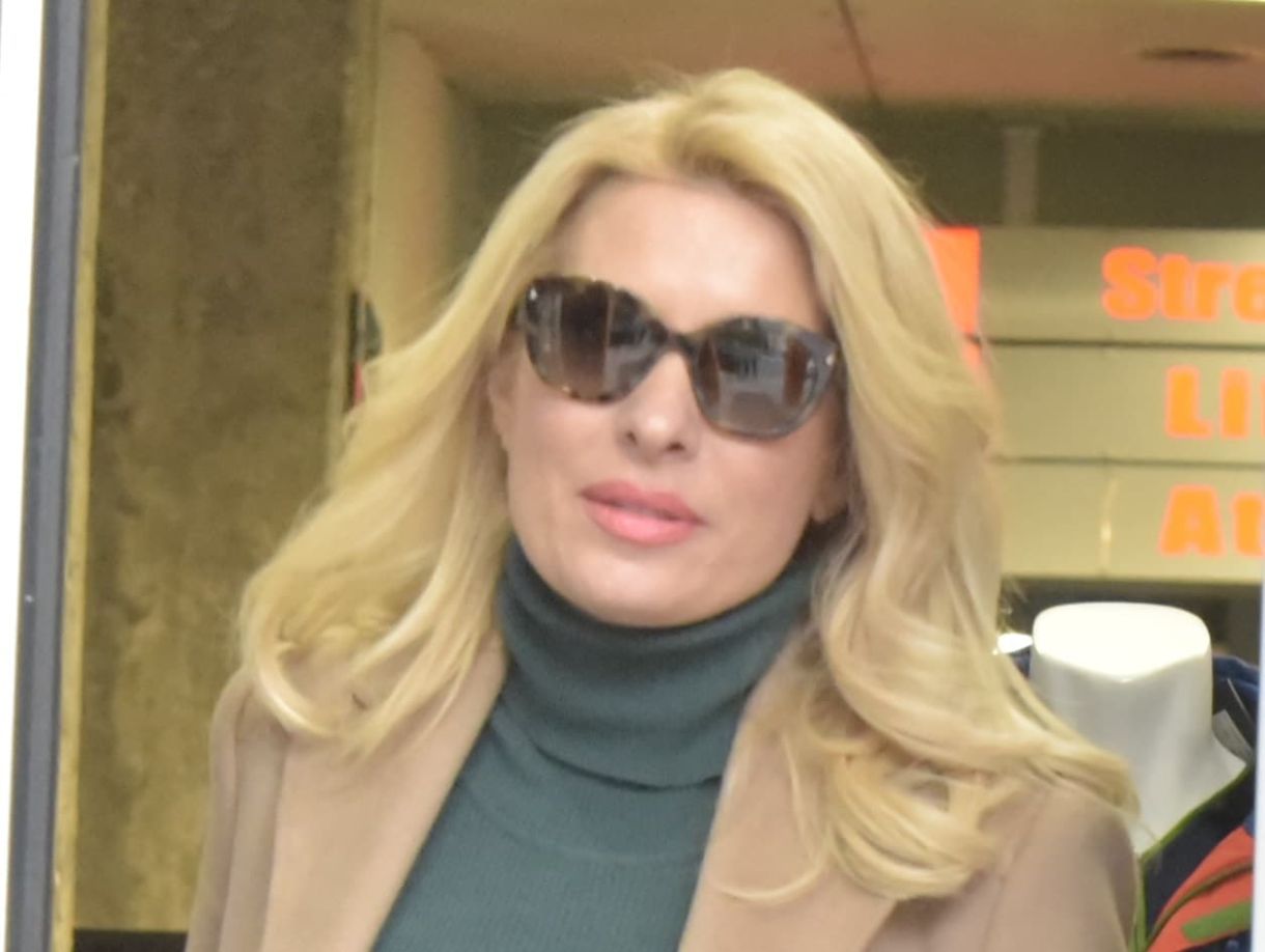 Αγνώριστη η Ελένη Μενεγάκη! Με παραπανήσια κιλά και...θυμωμένη