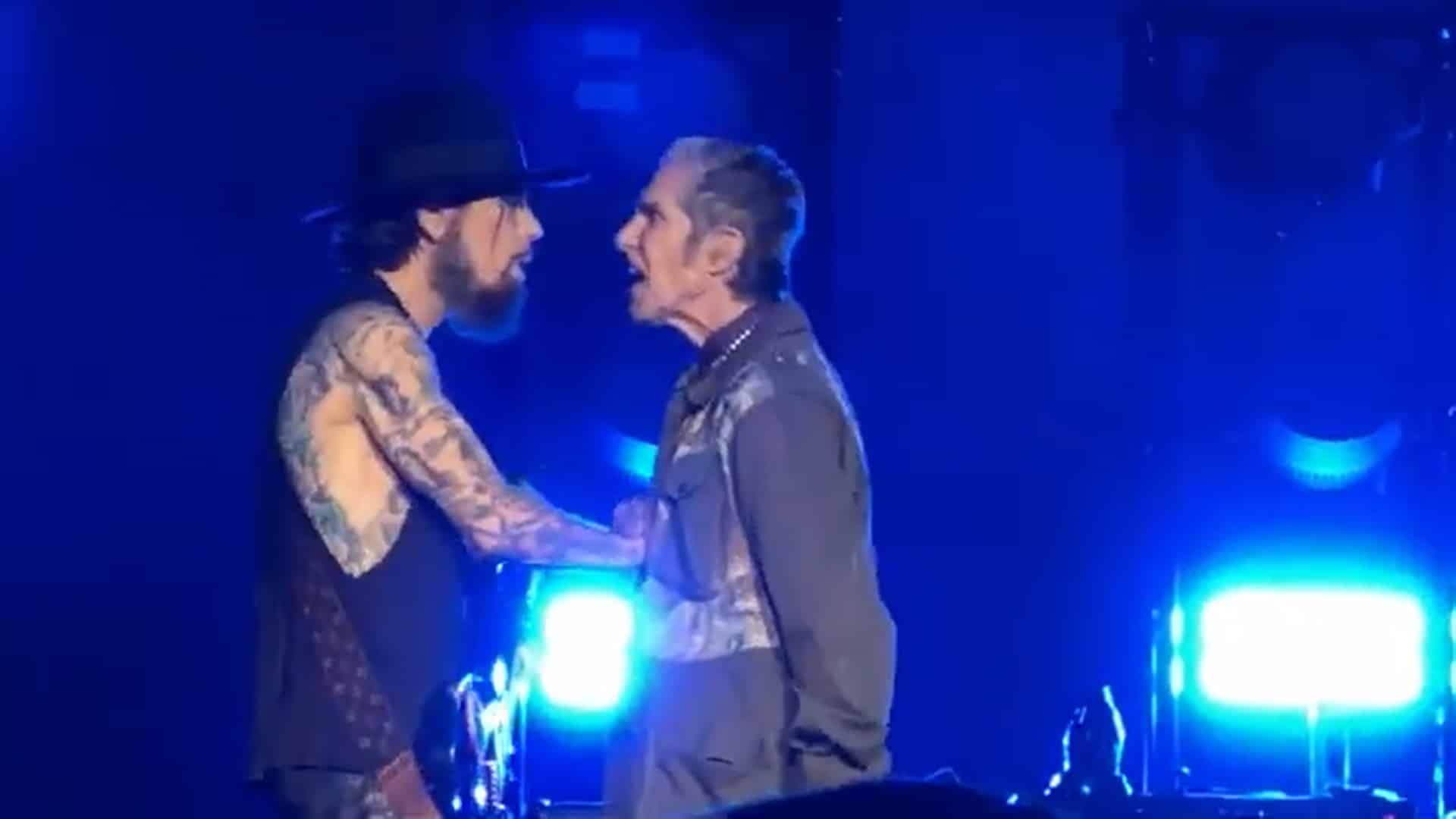 Ποιοι είναι οι Jane’s Addiction! Πως ο Perry Farrell ΕΠΙΤΕΘΗΚΕ στον Dave Navarro μπροστά στον κόσμο