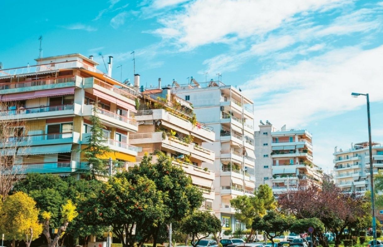 Σπίτια – ακίνητα: Από τα πατρικά τους στο δικό τους! Οι νέοι περιμένουν την πτώση των επιτοκίων…