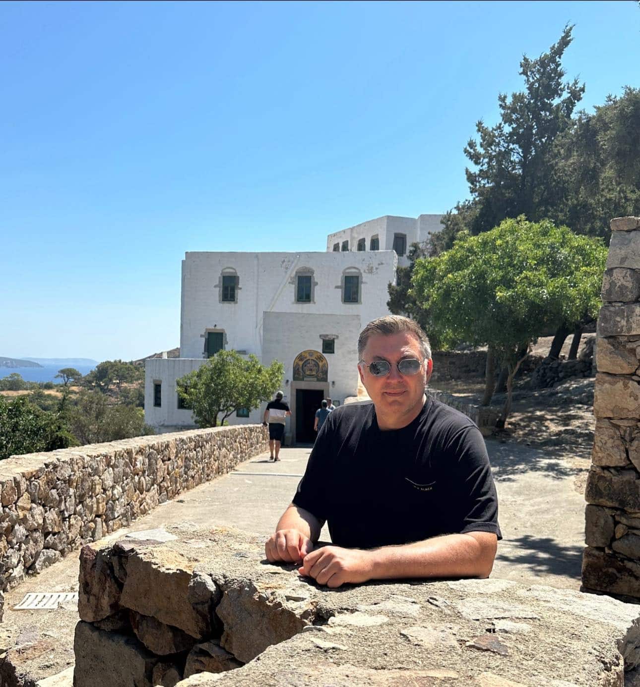 Νίκος Μακρόπουλος βιογραφικό με εμφάνισή στην επιτυχημένη σειρά «Η κατάρα της Τζέλας Δελαφράγκα»