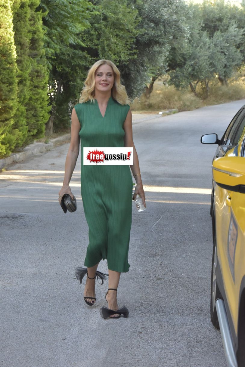 Ζέτα Μακρυπούλια ηλικία Στα 40 με μάξι φόρεμα πέδιλα όχι βατραχοπέδιλα τεράστιο φιόγκο και πεντικιούρ