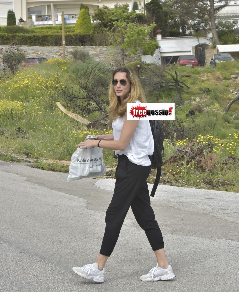Κάτια Ζυγούλη ο άθλος Back pack ψώνια κι όμως δεν χύθηκε ο καφές