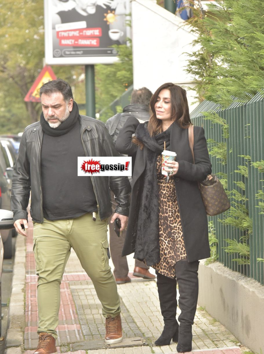 Νάνσυ Αντωνίου Με τιγρέ φόρεμα μπότες παλτό και καφέ Γρηγόρη