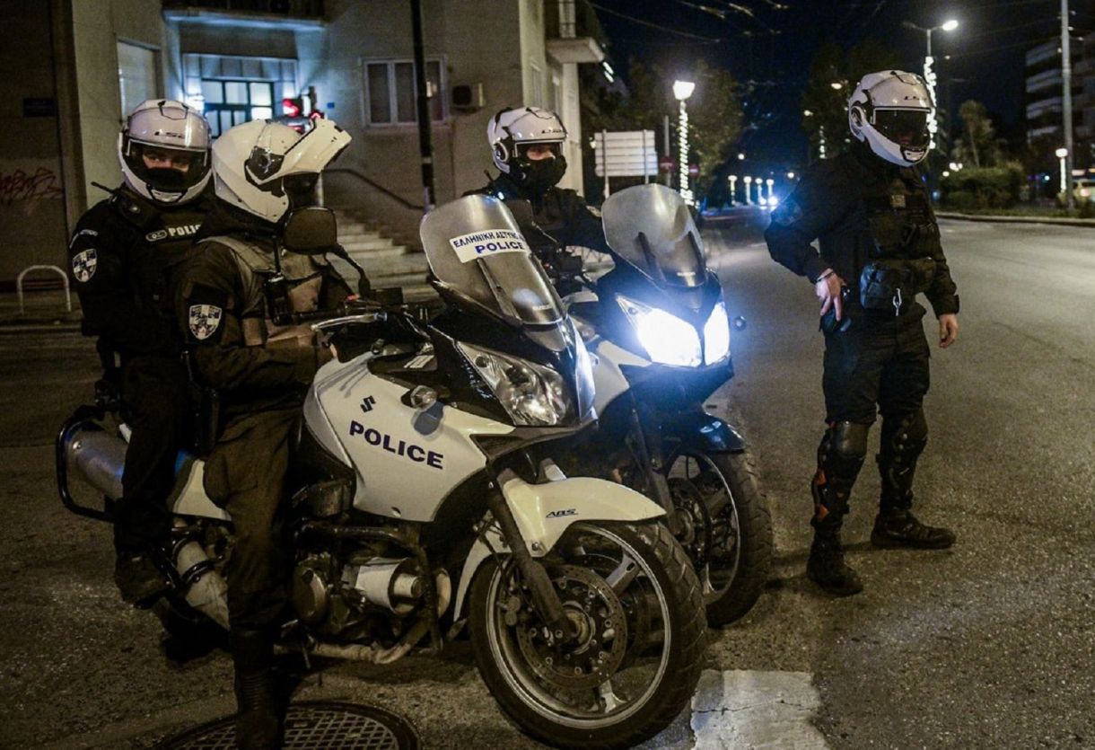 Ποιος είναι ο εγγονός πρώην υπουργού που συνέλαβαν για ληστεία με σπασμένο μπουκάλι σε 15χρονο για...5 ευρώ