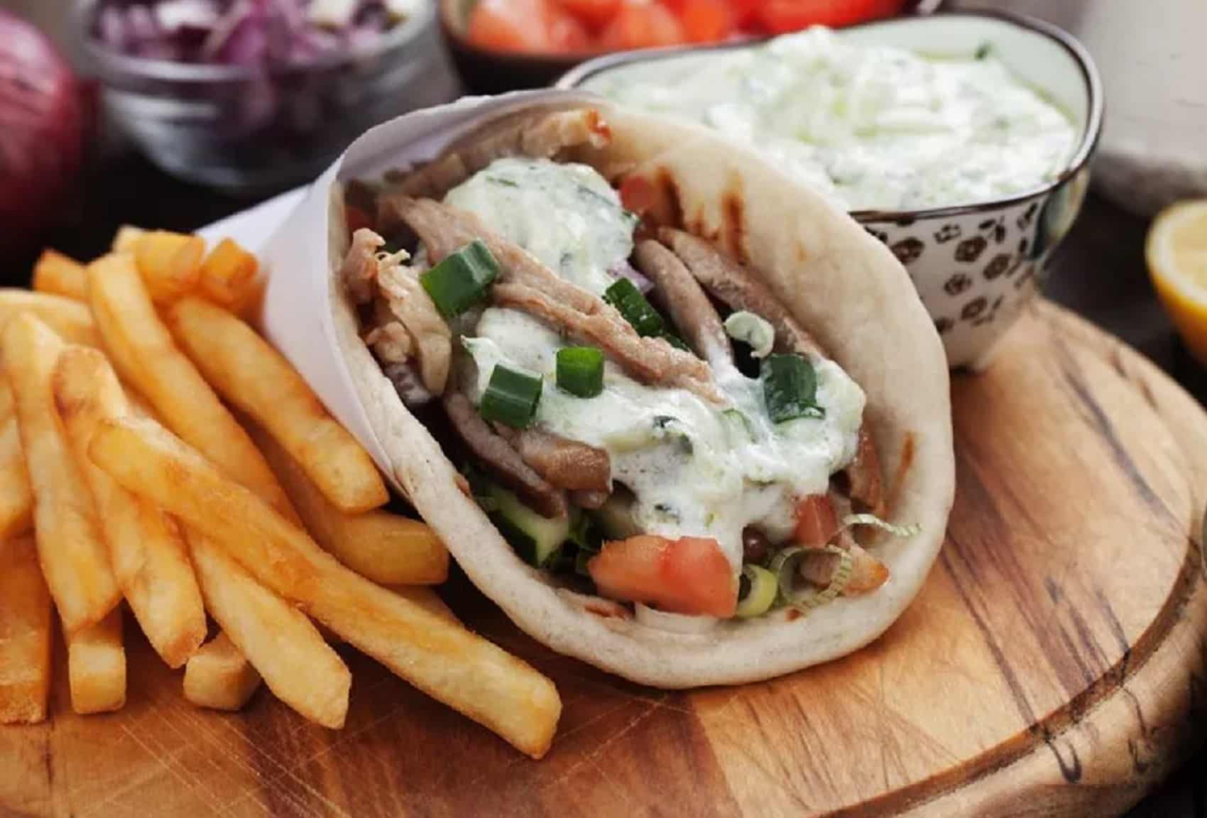 Το “καρτέλ” των σουβλατζίδικων! Αντί στο πλάι, ΑΠΕΝΑΝΤΙ στον Έλληνα!