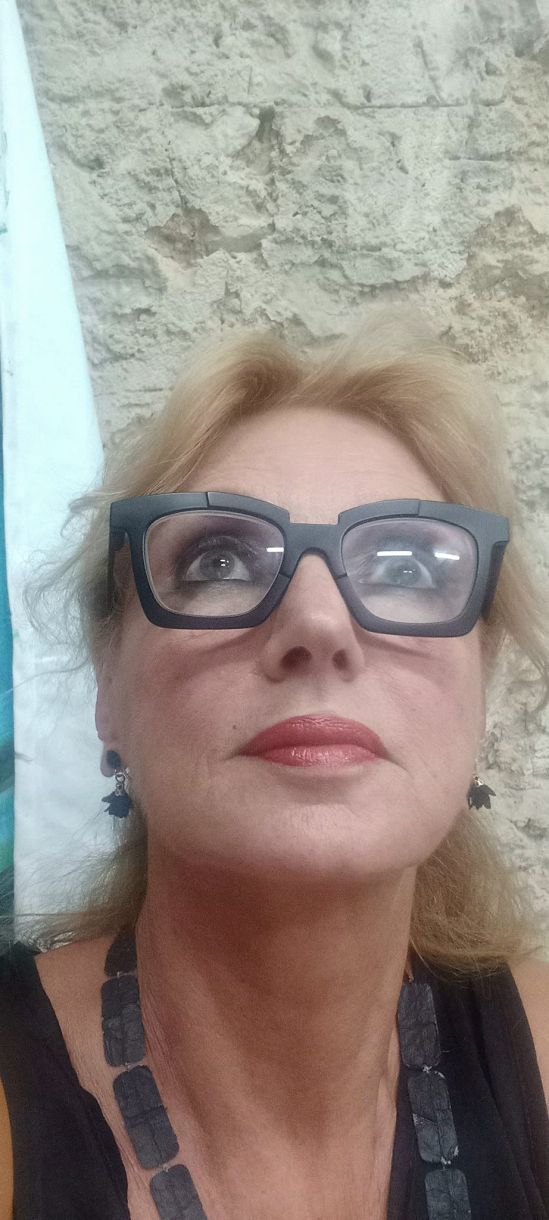 Ποια ειναι η Κατερίνα Ζαχαροπούλου; Παρουσιάστρια της εκπομπής της ΕΡΤ «Η Εποχή των Εικόνων»