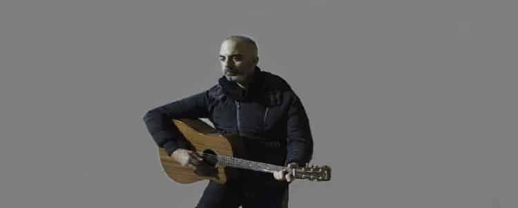 Μανώλης Ρακιντζής: Αυτός είναι ο πλανόδιος μουσικός που αγκάλιασε ο Στάυρος Ξαρχάκος! 33