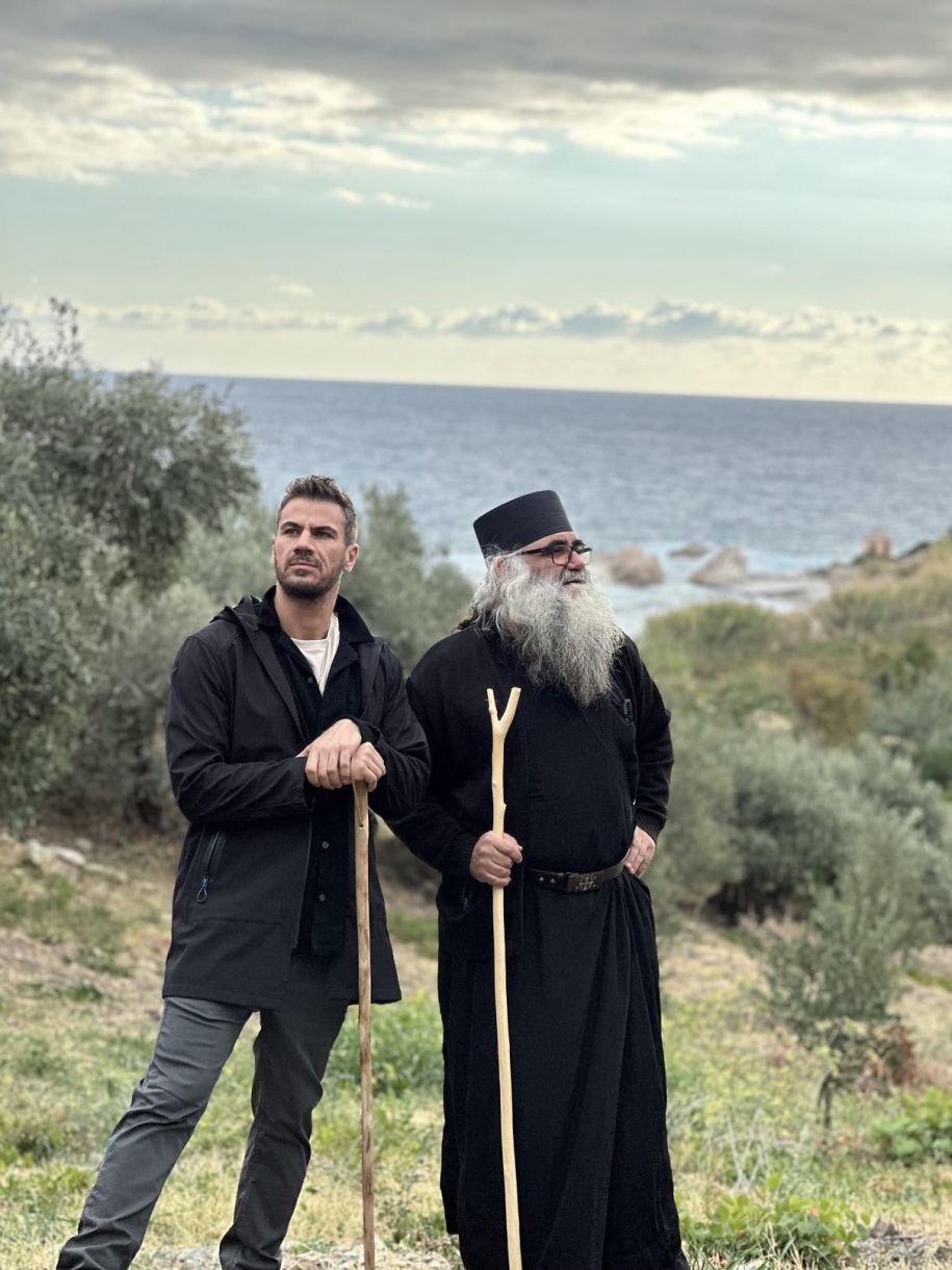 Το υπέροχο ΒΙΟΓΡΑΦΙΚΟ ταξίδι του Άκη Πετρετζίκη, συνεχίζεται στο Άγιο Όρος