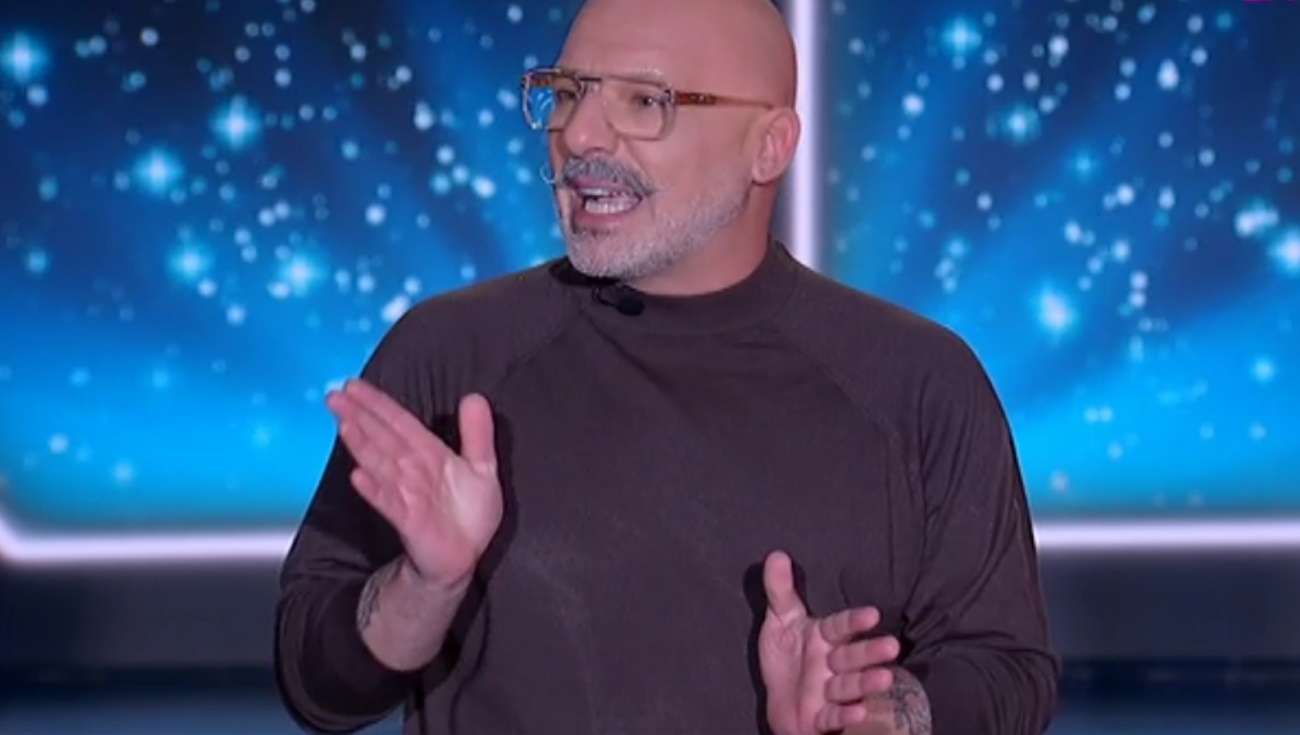 Νίκος Μουτσινάς: Τον καθυστέρησαν, τα πήρε στο κρανίο και τα έχωσε και στο κανάλι…