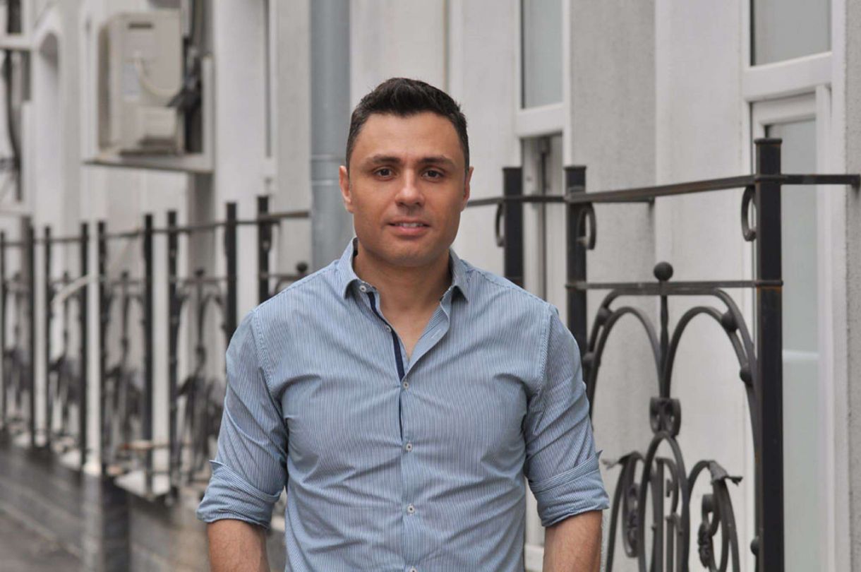 Ποιος είναι ο Κοσμάς Μαρινάκης με το Greekonomics Το βιογραφικό η καταγωγή και η εκπαίδευσή του