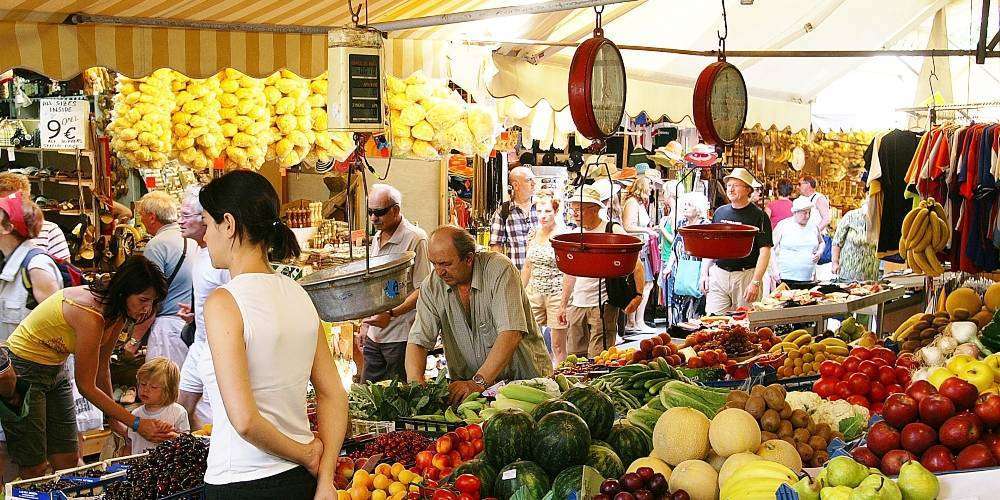 Πιάστηκε ‘στα πράσα’ να κλέβει σε λαϊκή αγορά του Αλίμου.