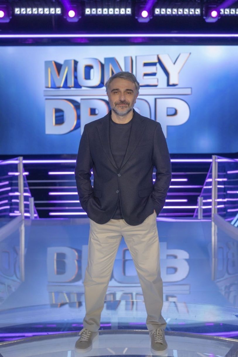 Money Drop! Ο Φάνης Μουρατίδης, με το μοναδικό του στιλ, υποδέχεται τους διαγωνιζόμενους