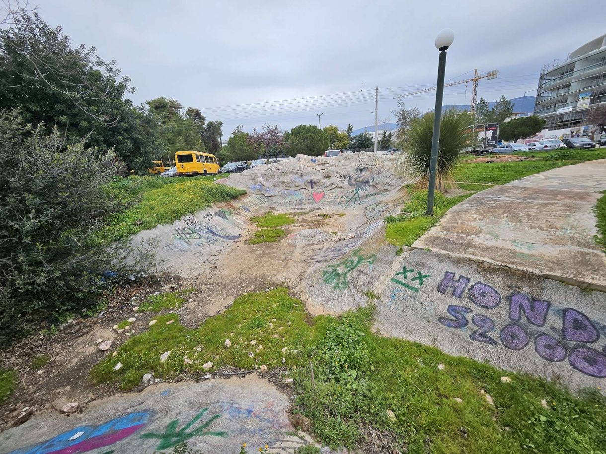Γλυφάδα κέντρο τώρα! Η ξεχασμένη πίστα Skateboard και η αλλαγή χάρτη μπροστά στο δημαρχείο