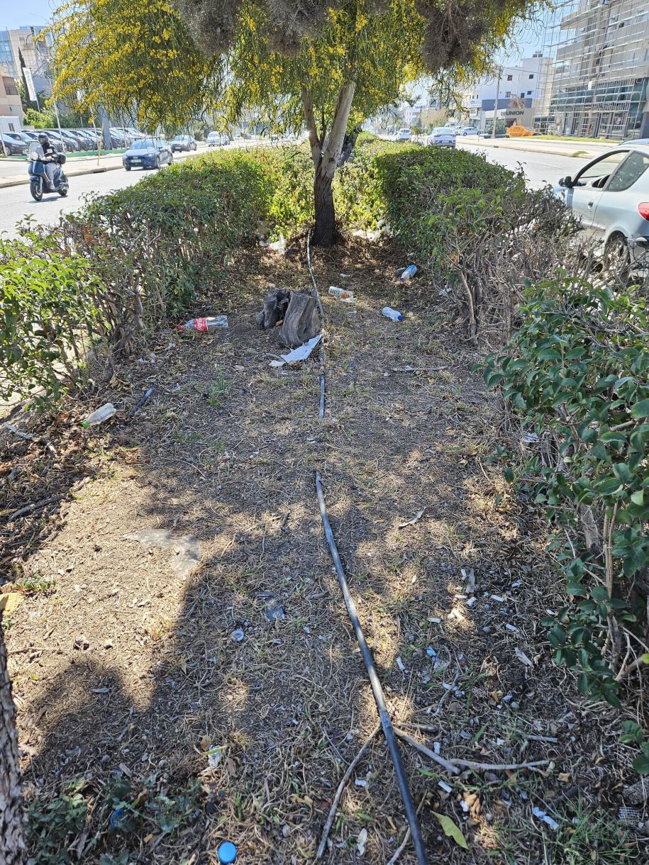 Λεωφόρος Βουλιαγμένης τώρα: Σκουπιδότοπος η διαχωριστική