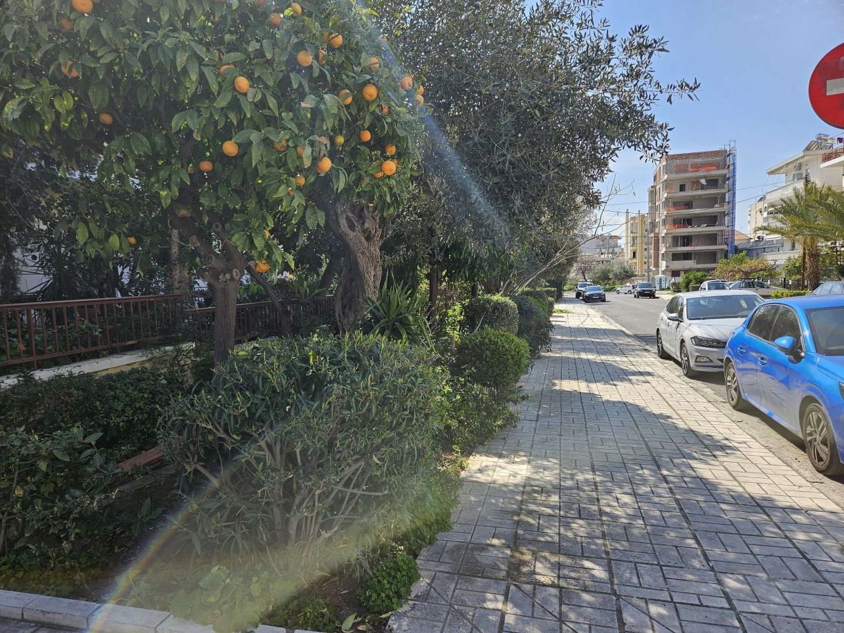 Νότια προάστια Γλυφάδα Νερατζιές, καλοσυντηρημένοι κήποι, μεγάλα πεζοδρόμια..η άλλη όψη