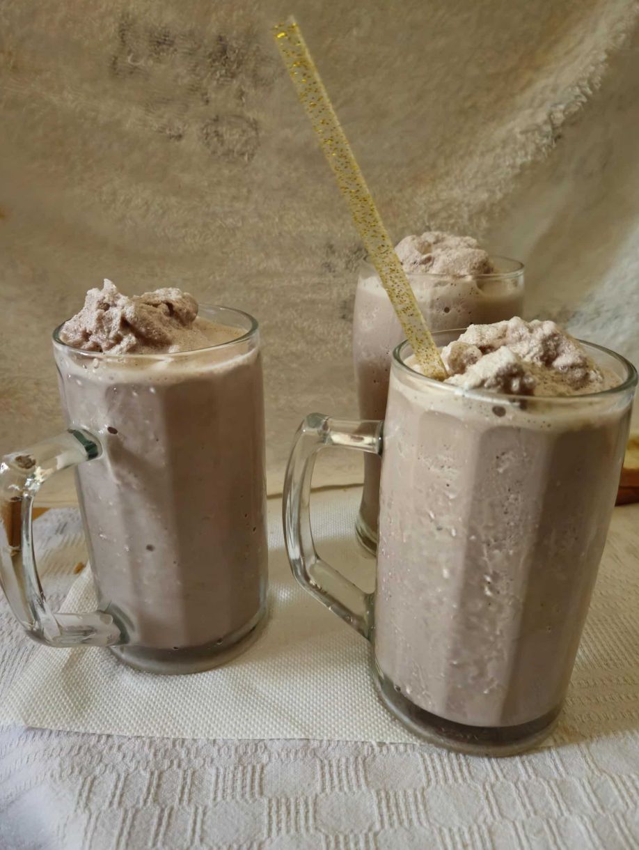 Milk Shake “σπιτικό”! Με παγάκια, γάλα και μια κουταλιά  φθηνό παγωτό (μεγάλη)