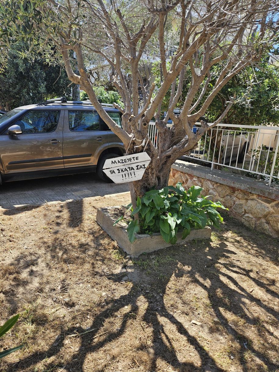 Γλυφάδα σήμερα! Η ταμπέλα της απόγνωσης! Πολίτης έξω φρενών με τις ακαθαρσίες – δώρο!