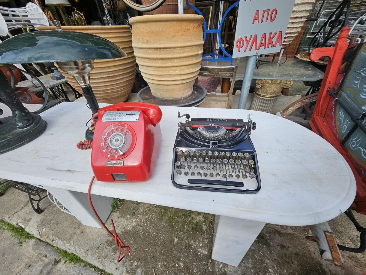 Γλυφάδα σήμερα! Τηλέφωνο και γραφομηχανή! Ποιος τα θυμάται;