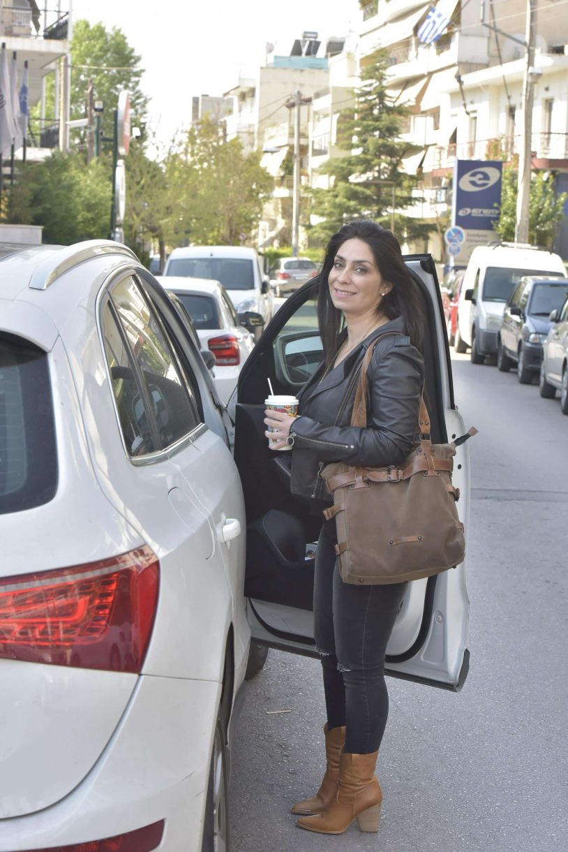 Γρηγόρης Αρναούτογλου Νάνσυ Αντωνίου! Με τζιν, μπότα, καφέ στο χέρι και χαμόγελο!
