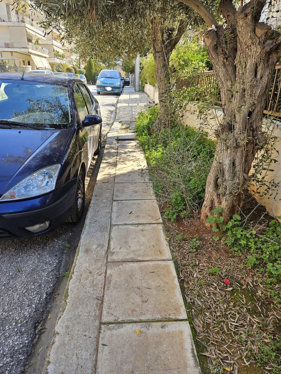 Δήμοι Νότια προάστια! Πεζοδρόμιο για να παίζεις “κουτσό” και το “μολυβένιο στρατιωτάκι”