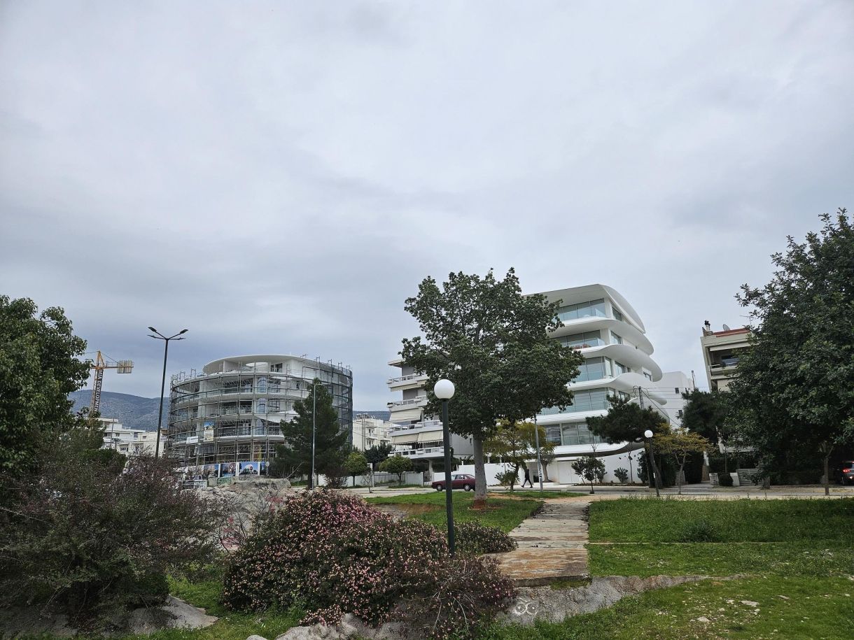 Νότια – Γλυφάδα! Πολυκατοικίες αριστουργήματα απέναντι από το δημαρχείο