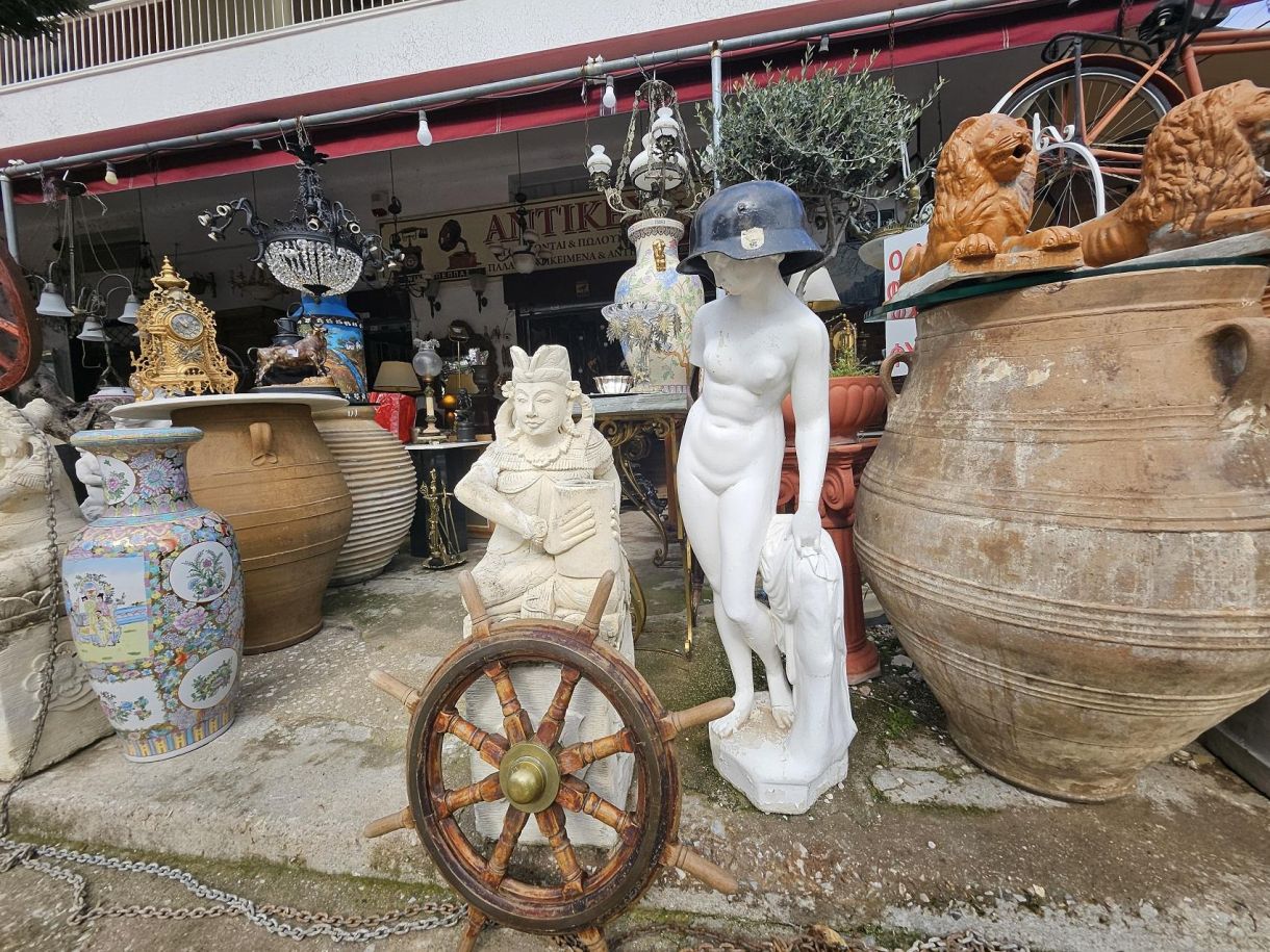 Νότια – Γλυφάδα τώρα! Και παλαιοπωλείο! Για…πλούσιους λύτες!