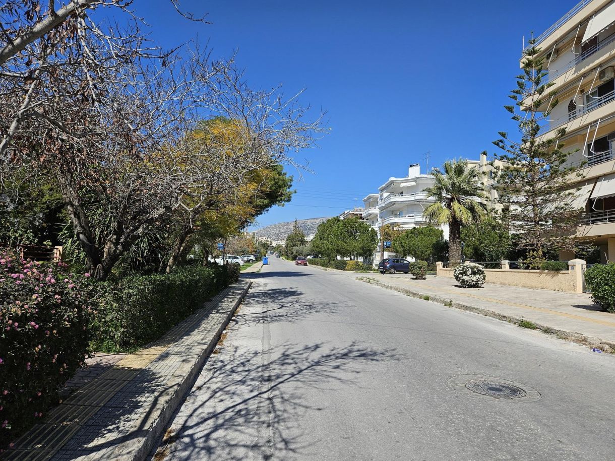 Νότια προάστια Γλυφάδα τώρα: Άδειοι  δρόμοι!..Παρά τ’ ανοιχτά σούπερ μάρκετ