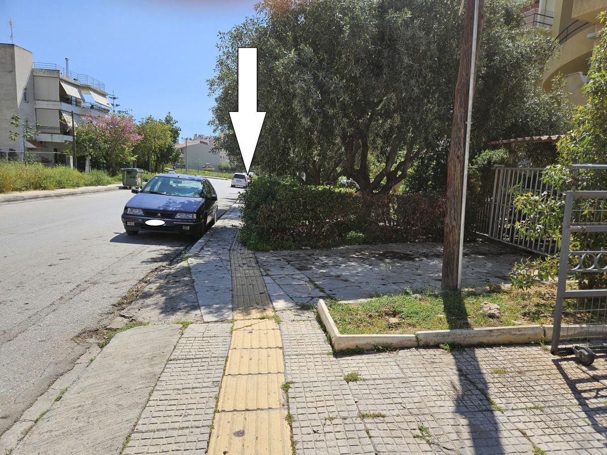 Νότια προάστια! Στην λωρίδα για τυφλούς, όλο το μεγαλείο της…ανθρωπιάς