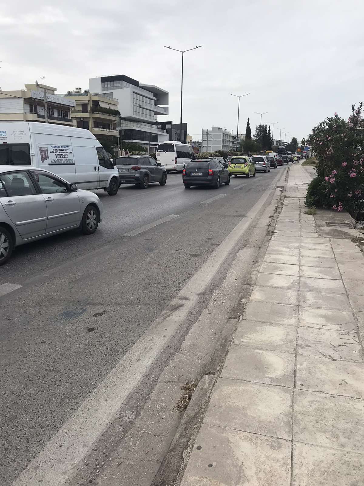 Κίνηση στους δρόμους τώρα! Ώρα 16.34! Χιλιόμετρα μποτιλιαρίσματος στην Βουλιαγμένης