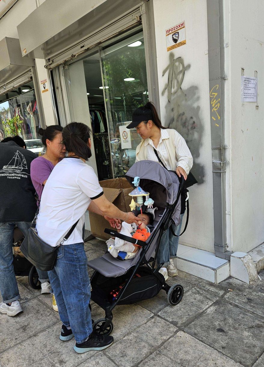 ΑΘήνα Κέντρο Ούτε ένας Έλληνας Μόνο ευγενικοί Κινέζοι Πως βρήκαν μαγαζιά πως έβγαλαν άδειες 4