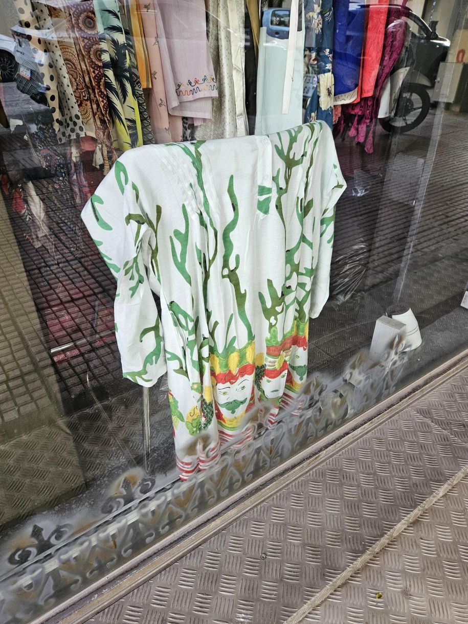 Αθήνα σήμερα! Καταστήματα Ινδών ανοιχτά με δικά τους υφάσματα και σχέδια