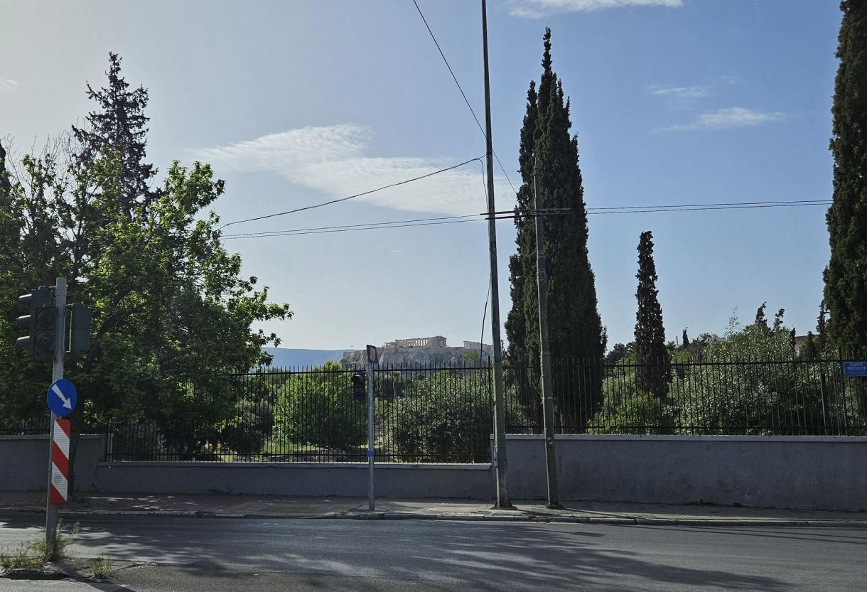 Ακρόπολη Παρθενώνας Με ζέστη λίγους τουρίστες πολλούς.Κινέζους