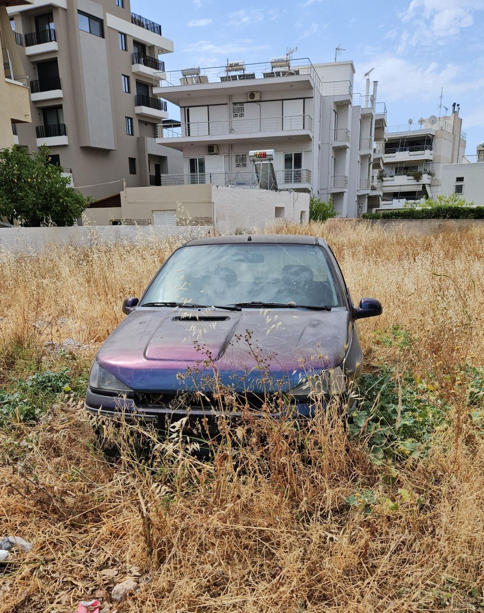 “Ατομικοί” τάφοι αυτοκινήτων σε σύγχρονα οικόπεδα στην Γλυφάδα