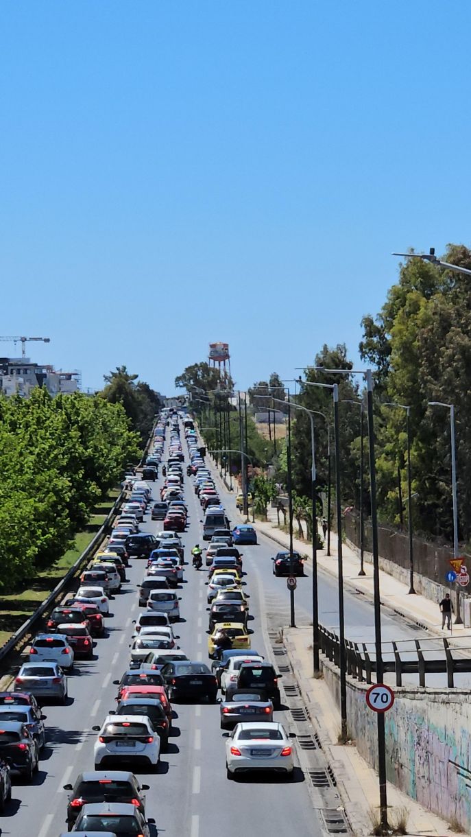 Βίντεο! Η Κίνηση στους δρόμους τώρα! …Βουλιαγμένης! Αν πηγαίνετε για μπάνιο πάρτε υπομονή…