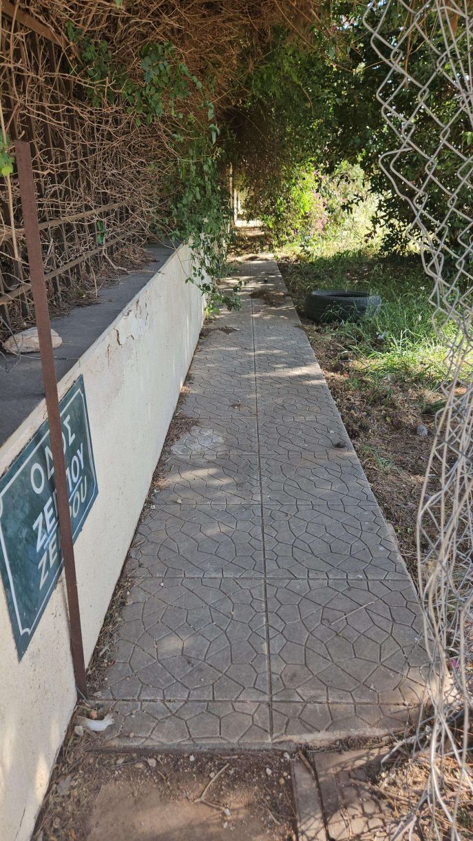 Γλυφάδα σήμερα! Υπάρχουν πεζοδρόμια, αλλά…ΔΕΝ υπάρχουν πεζοδρόμια! Τα ανεξήγητα…