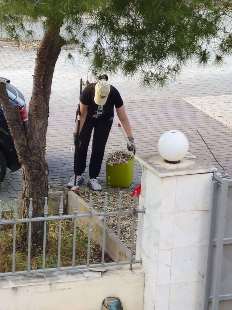 Δήμοι καθαριότητα Γλυφάδα σήμερα! Πήρε σκούπα, φαράσι και το κανε μόνη της!