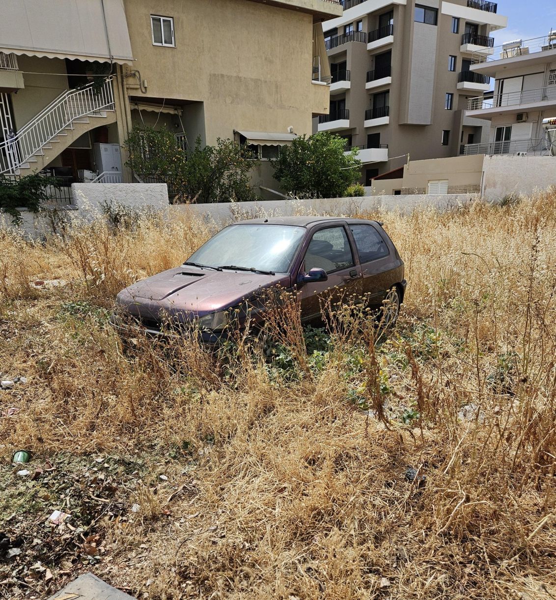 Νότια προάστια! Πεταμένο αυτοκίνητο σε πανάκριβο οικόπεδο