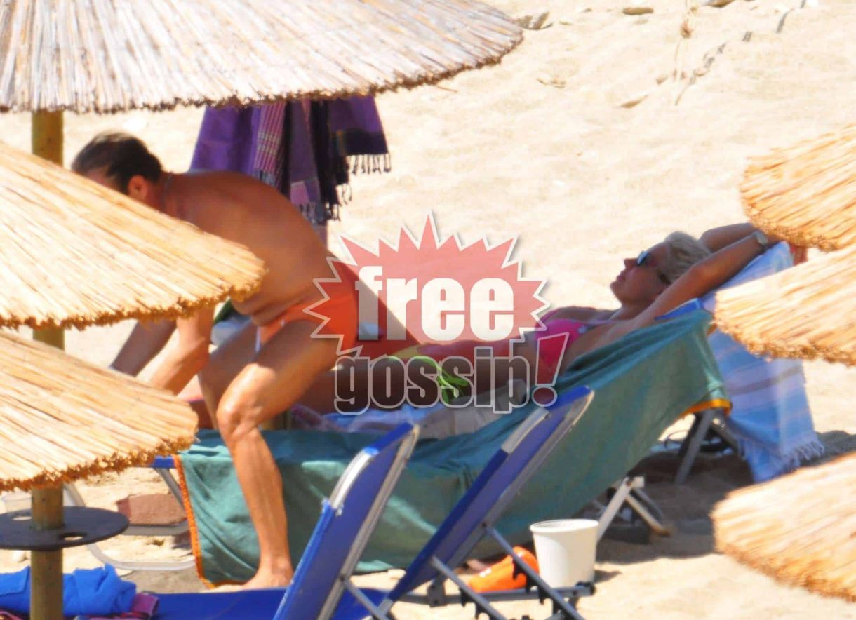 Paparazzi Ελένη Μενεγάκη! Αααυτή είναι ζωή! Αρακτή κάτω από την ψάθινη ομπρέλα!