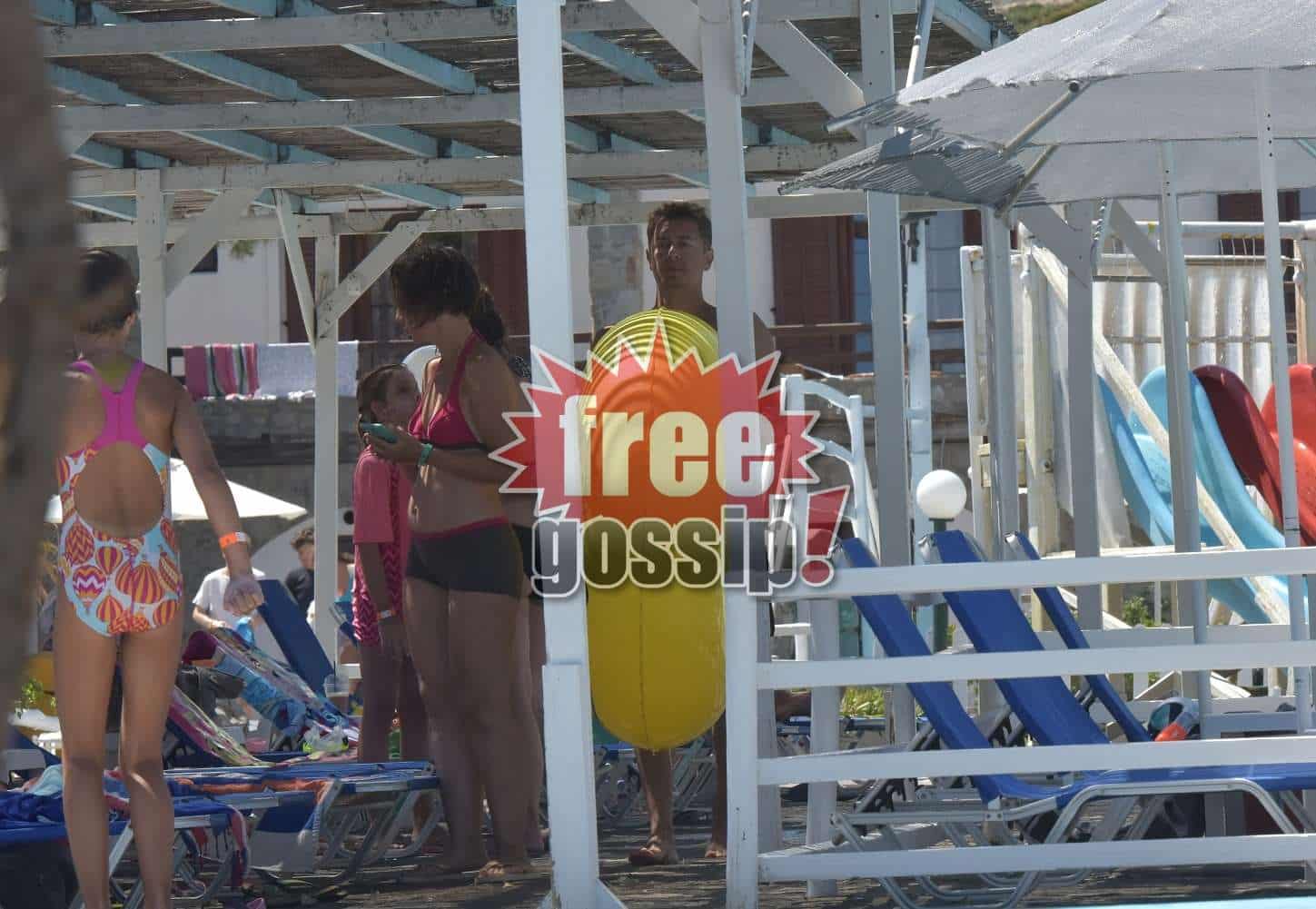 Αντώνης Σρόιτερ! Έτοιμος με το φουσκωτό να βουτήξει στη νεροτσουλήθρα!