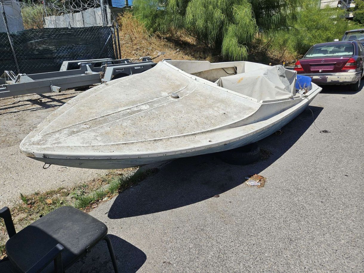 Γλυφάδα σήμερα! Διαλυμένη βάρκα παρκαρισμένη – πεταμένη στο δρόμο! Λογικό κι αυτό; Βίντεο!