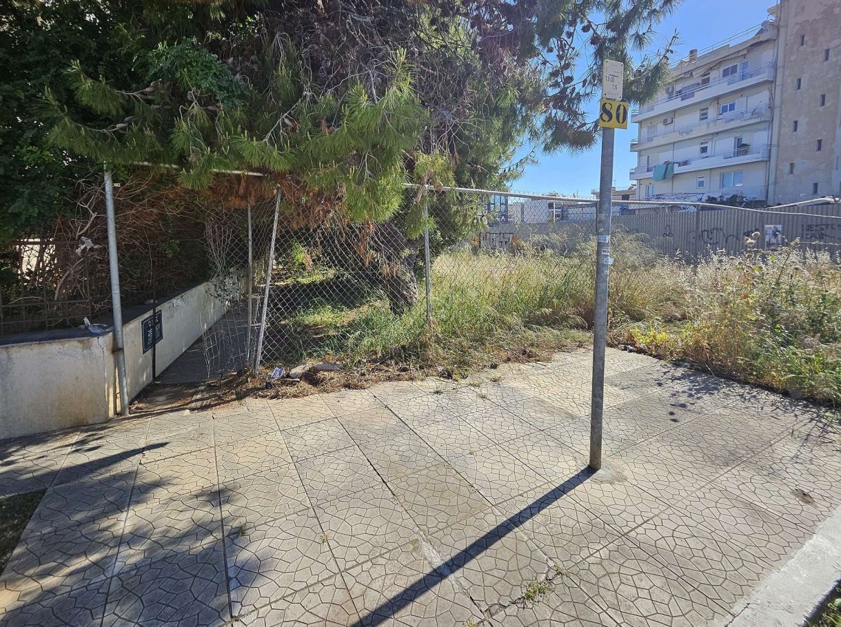 Δήμοι Γλυφάδα Έτσι απλά ένας κεντρικός δρόμος γίνεται οικόπεδο