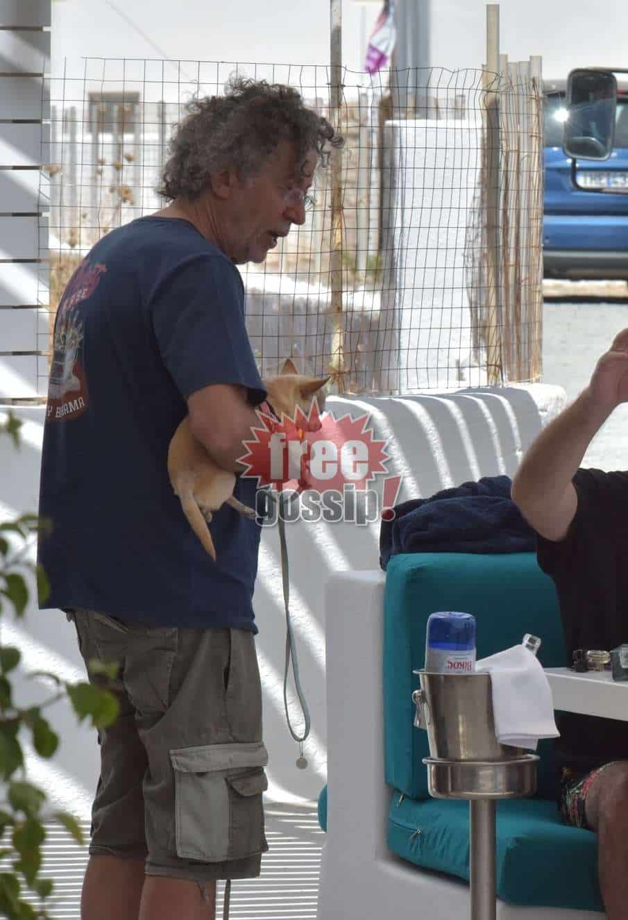 Διάσημοι φιλόζωοι! Ο Μάκης Τριανταφυλλόπουλος με Τσιουάουα αγκαλιά, σαν…τσαντάκι