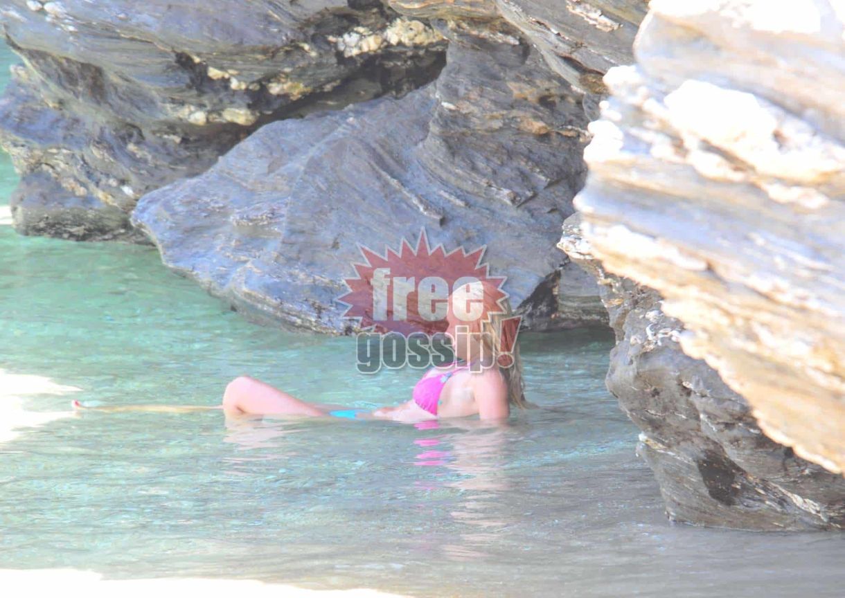 Ελένη Μενεγάκη! Ήλιος; Άσε, καλύτερα εδώ κάτω από τον βράχο