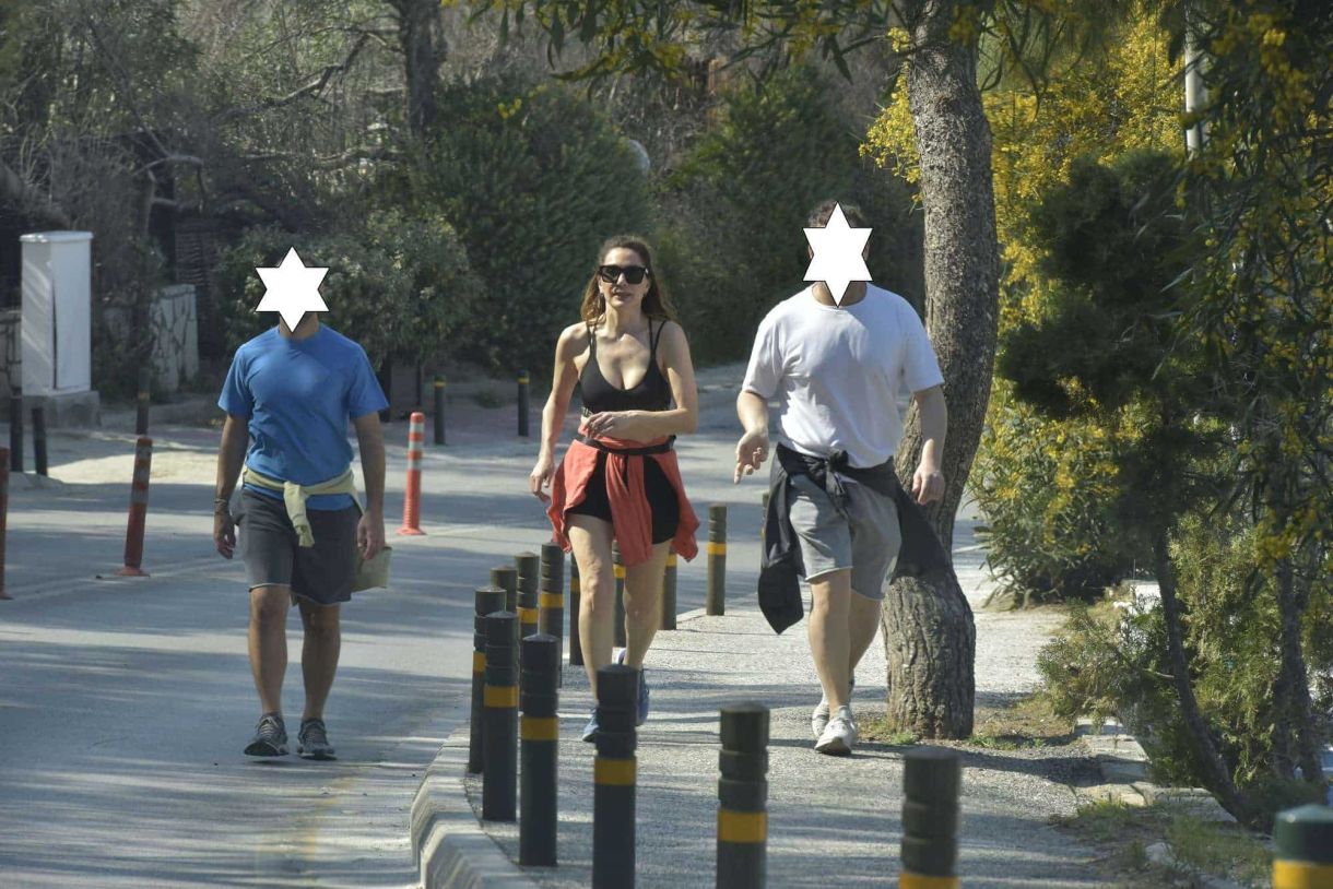 Νότια προάστια! Η Δέσποινα Βανδή γυμνάζεται με έντονο περπάτημα και φίλους