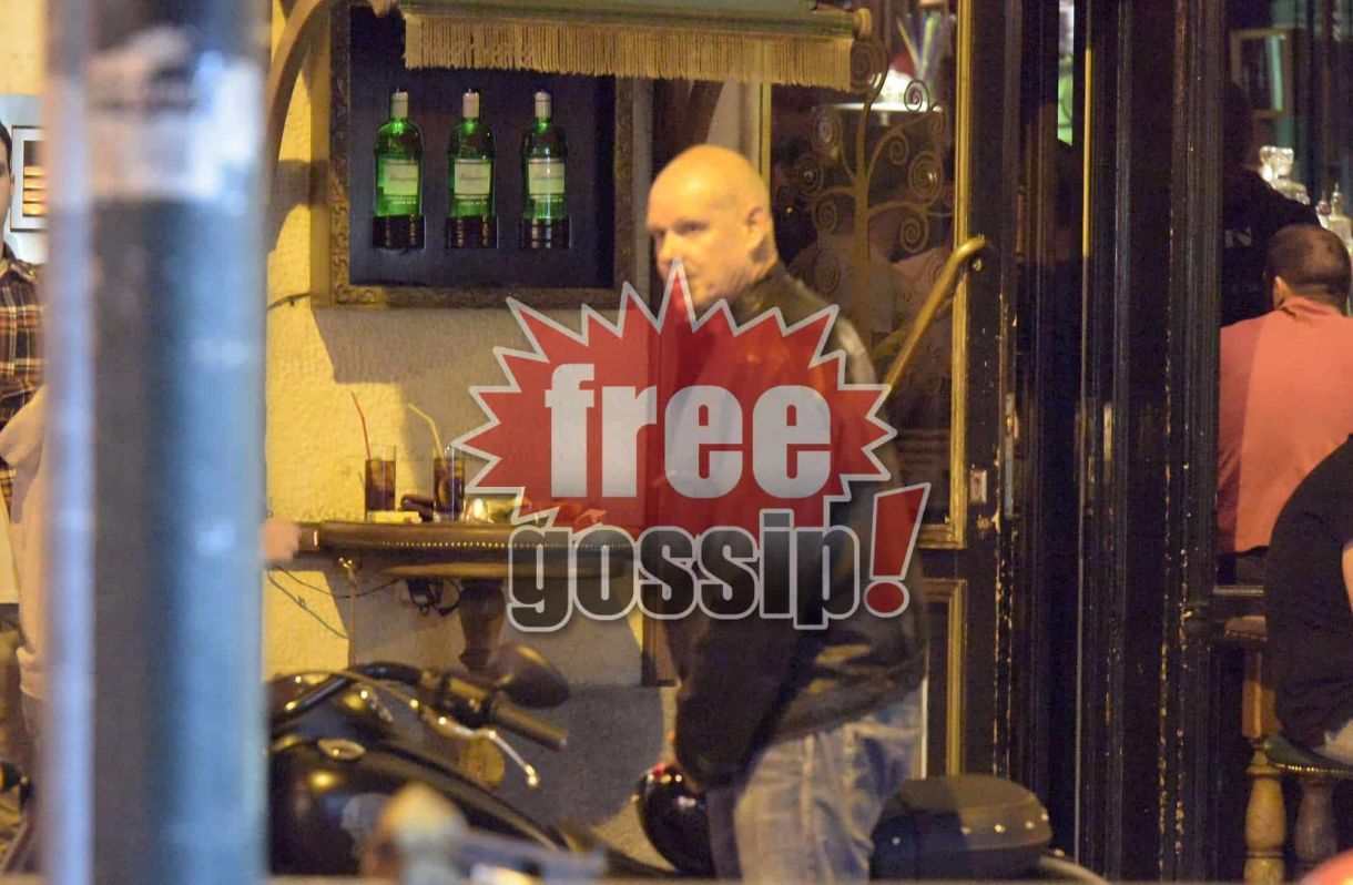 Παπαράτσι! Ο Τζώνη Καλημέρης στην πλατεία Μαβίλης με τη Harley και το μπουφάν…