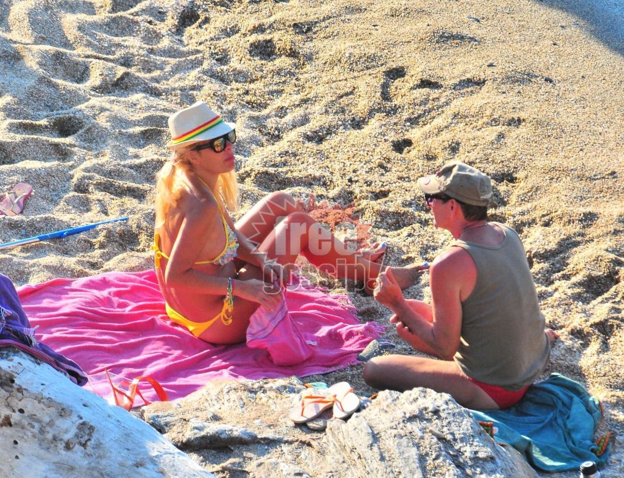 Lifestyle news! Η Μενεγάκη το κίτρινο μαγιό, τα κουλουράκια και τα κοψίδια