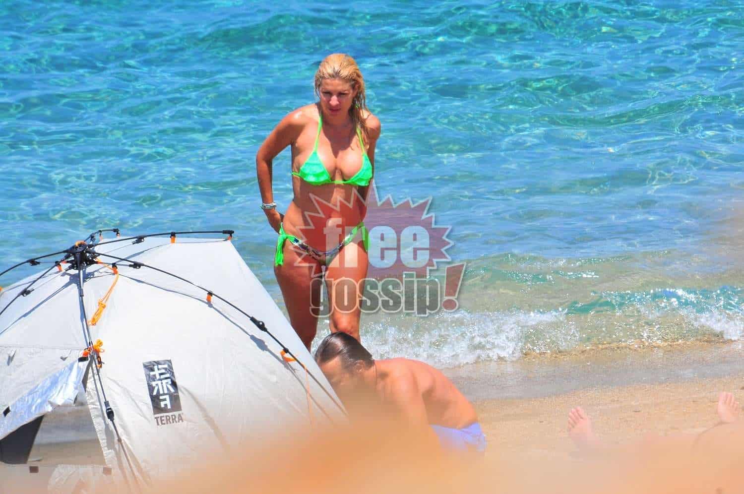 Αυθεντικό paparazzi! Η Ελένη Μενεγάκη στις μοναδικές ΔΙΚΕΣ μας φωτογραφίες της με μαγιό!
