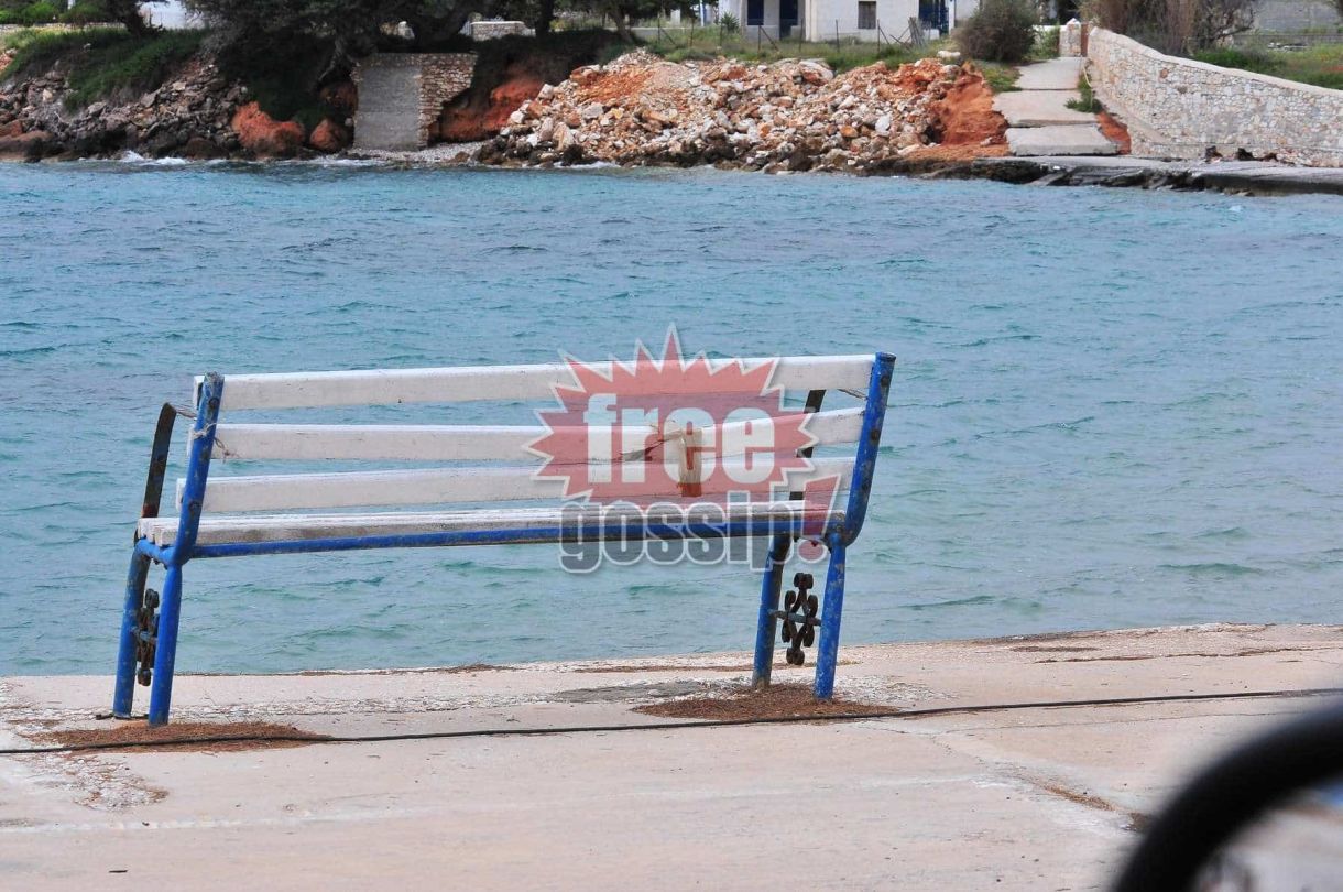 Αφηρημένο Paparazzi! Ο…επίδεσμος που κάποιος καλός άνθρωπος έβαλε στο παγκάκι για να το περιθάλψει