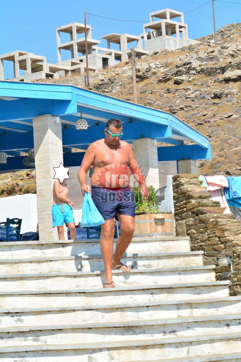 Γιώργος Λιάγκας Με το φαγητό από την ταβέρνα κάτω από το σπίτι του βίντεο